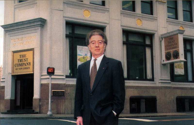 Siggi in Front of The Trust Company of New Jersey